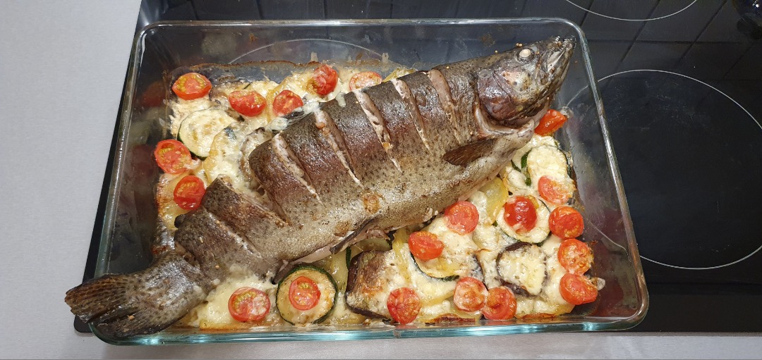 Форель с овощами
