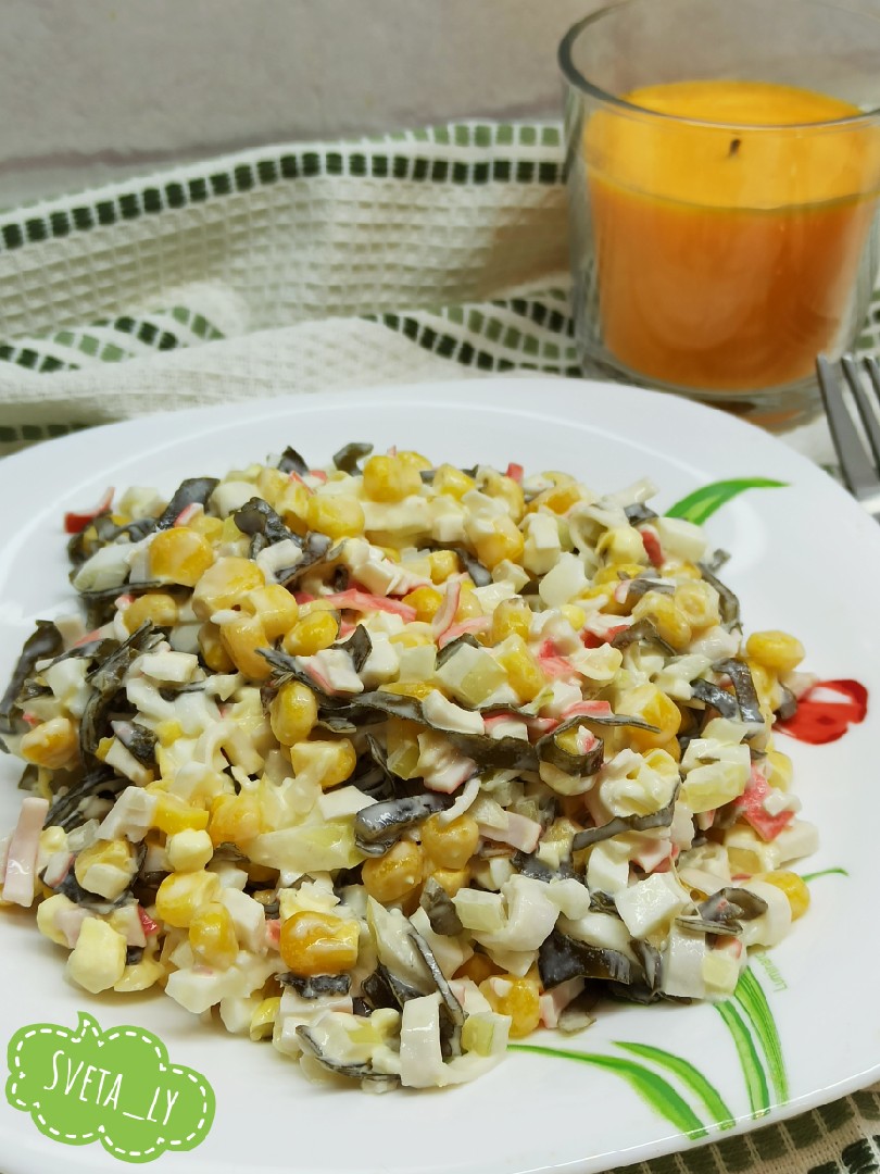 Салат с морской капустой, крабовыми палочками и кукурузой