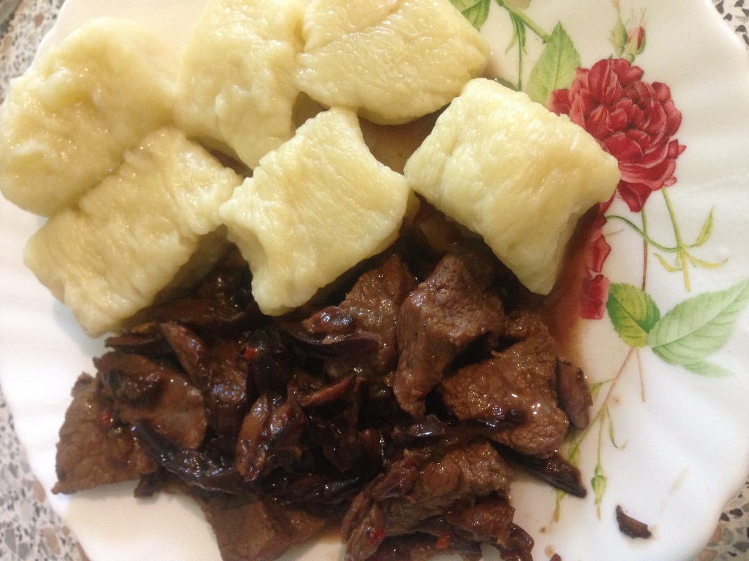 Мясо с черносливом и картошкой в духовке