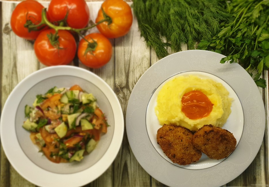 Куриные котлеты с подливой и картофельным пюре