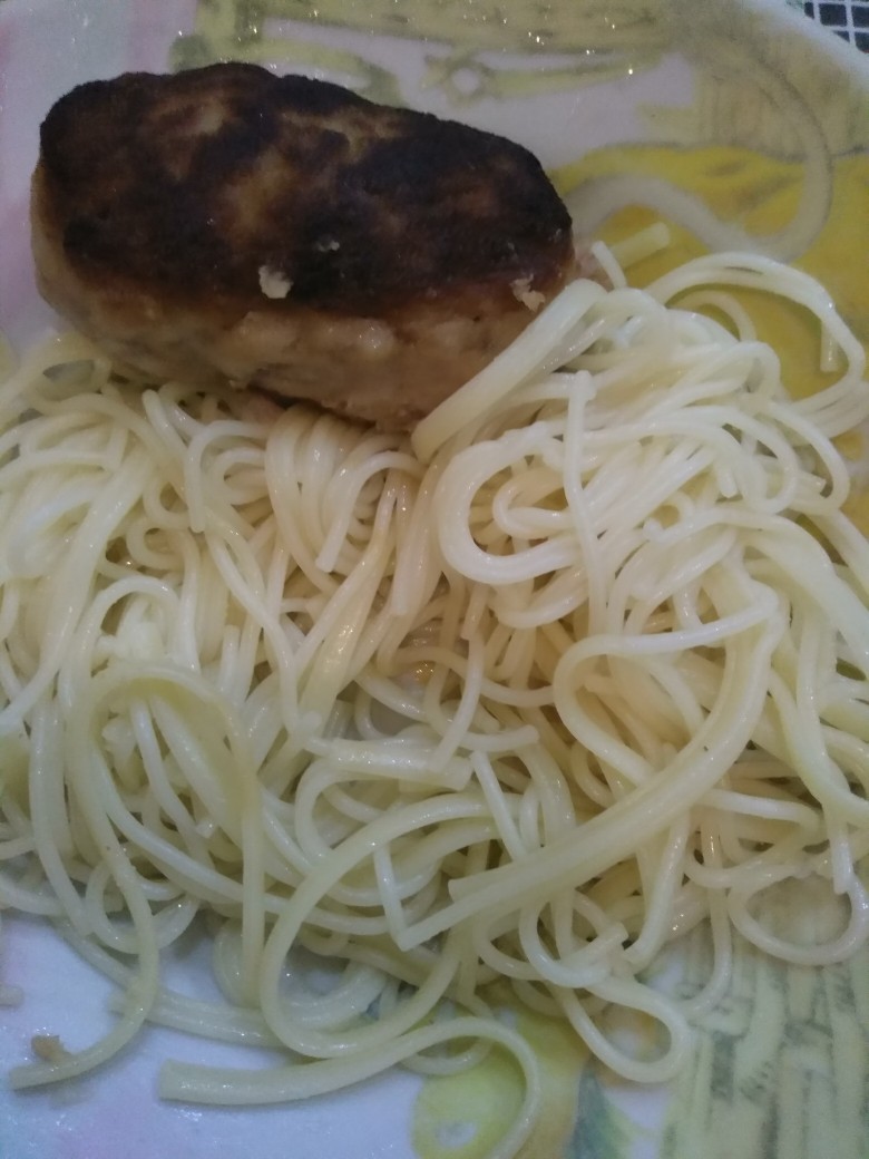 Вермишель с котлеткой
