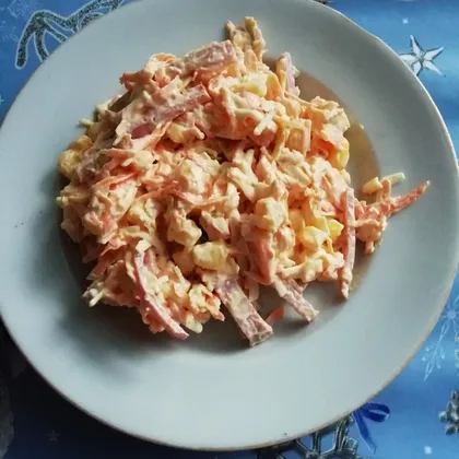 Салат с морковью и копченым сыром