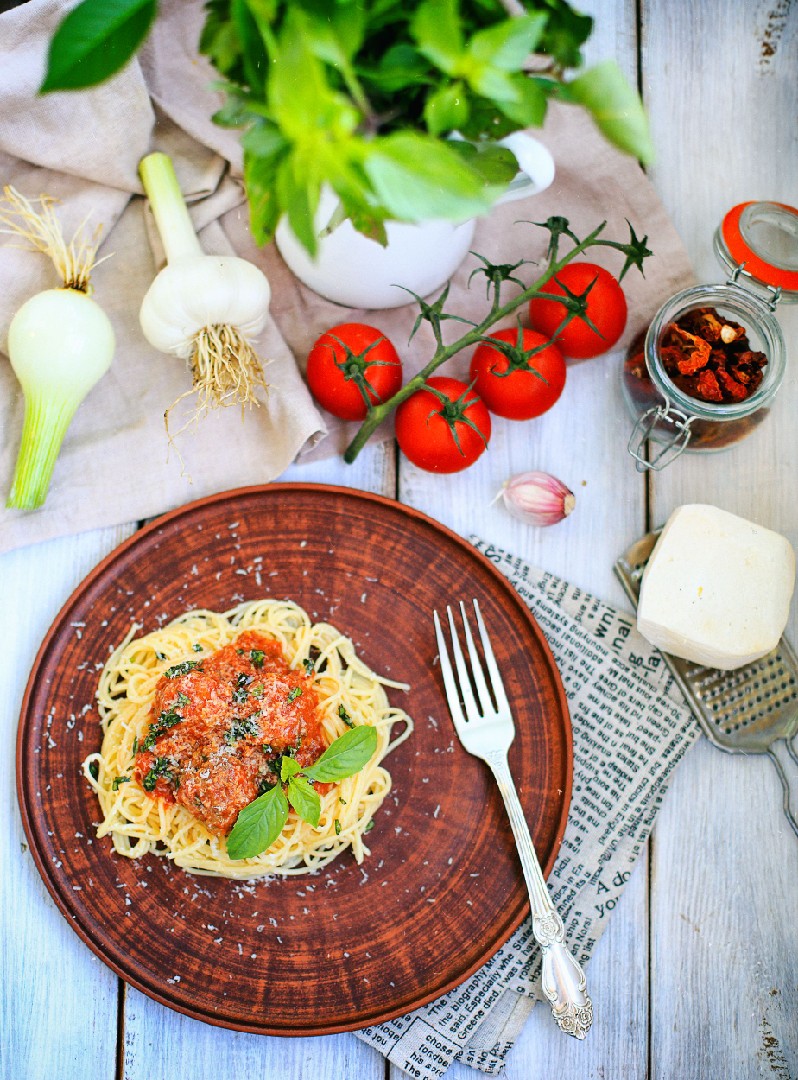 Спагетти с фрикадельками под томатным соусом 🍅