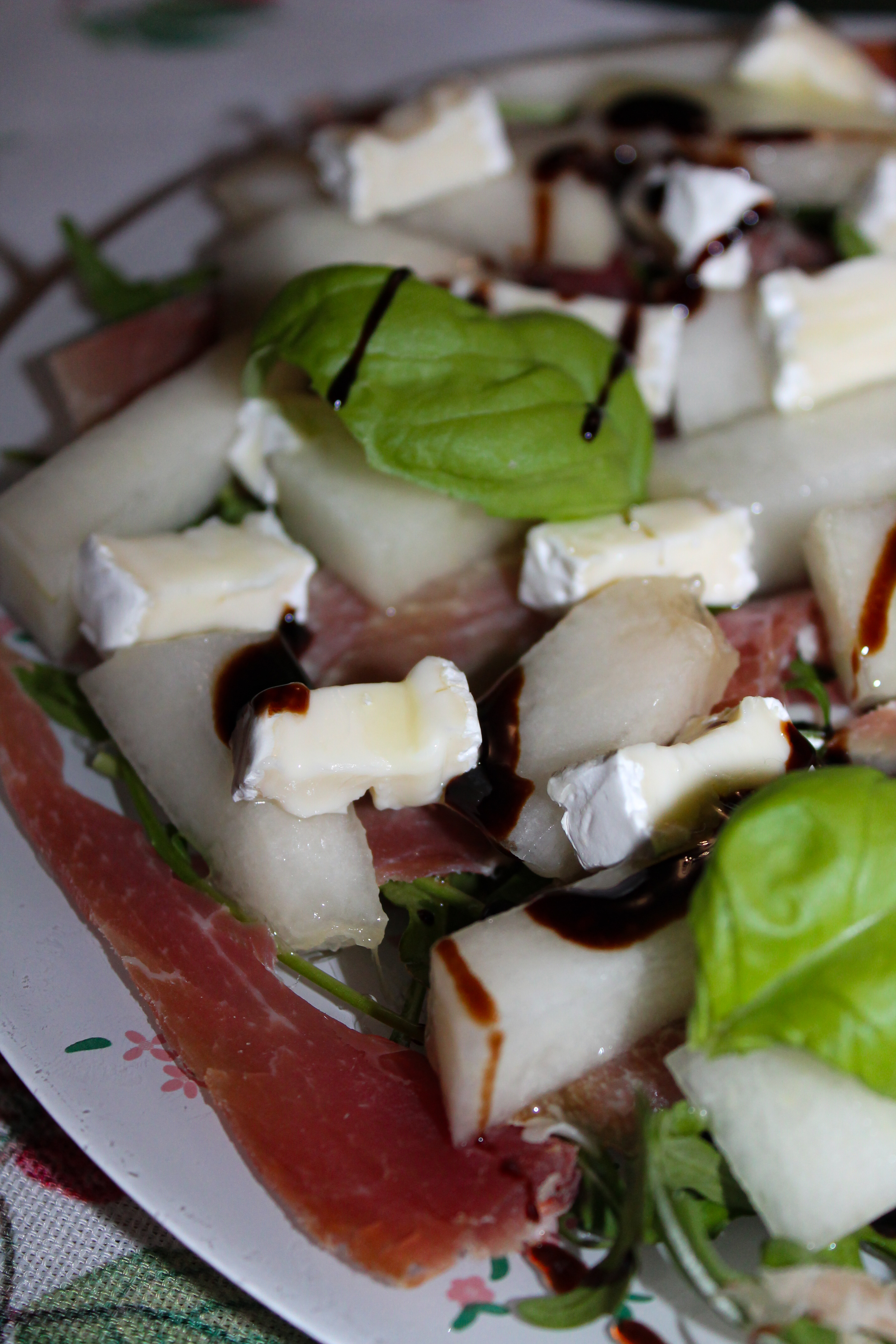 Салат с дыней, хамоном и бри/камамбером 