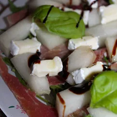 Салат с дыней, хамоном и бри/камамбером 