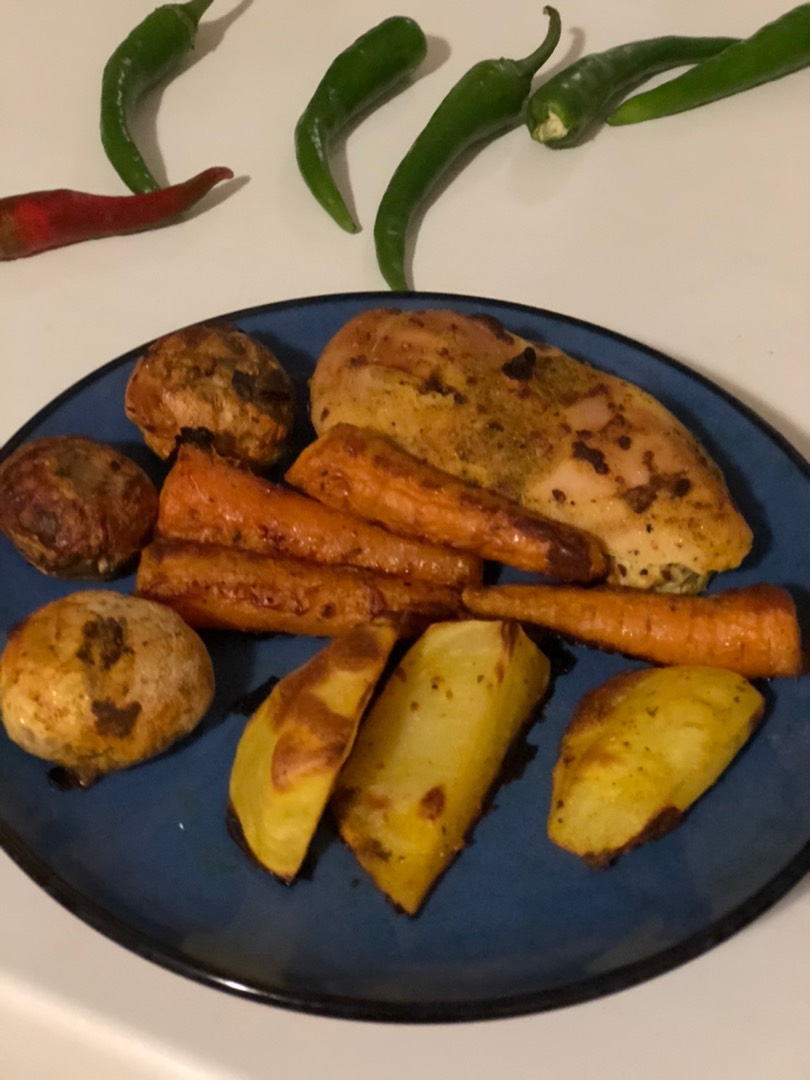 Овощи в духовке с куриной грудкой