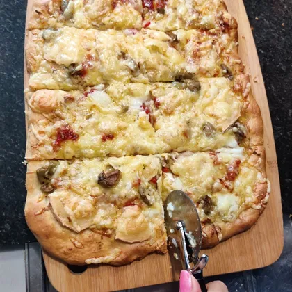Пицца три сыра и запекаю на камне