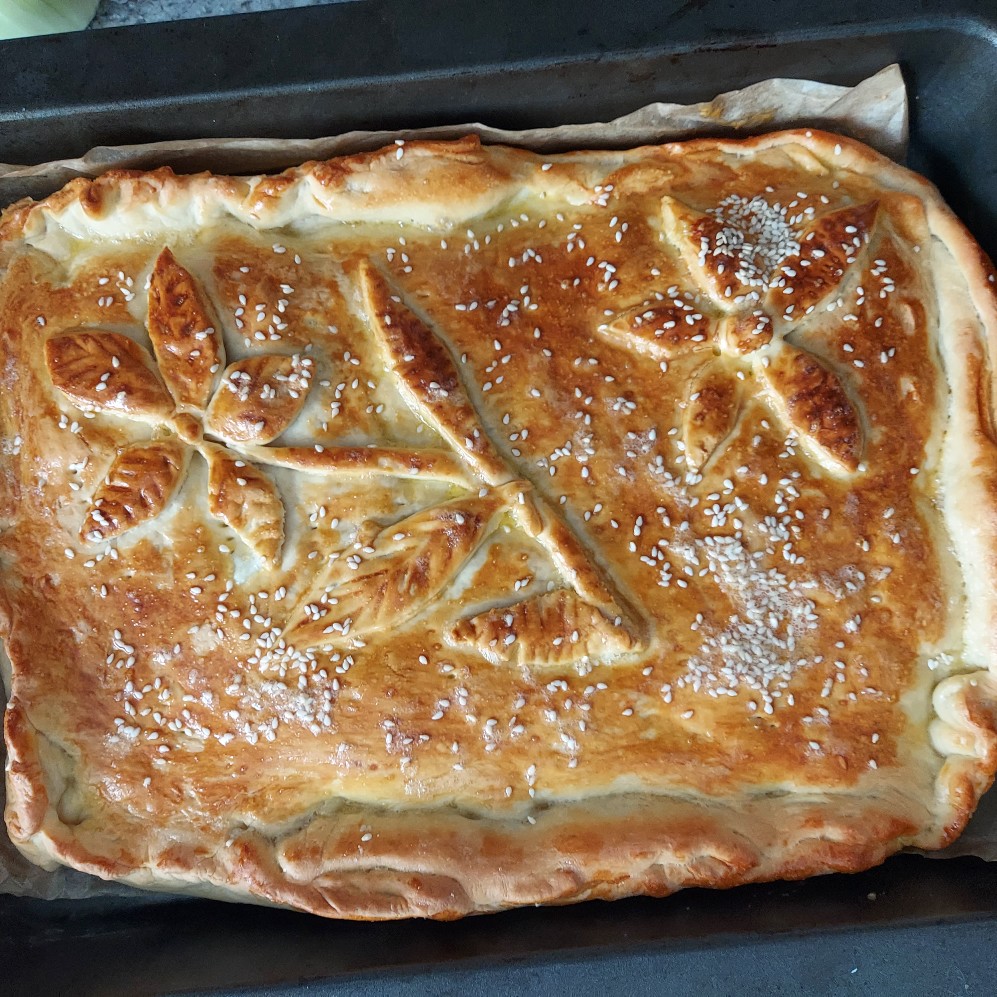 Пирог с курицей и грибами в сметанном соусе