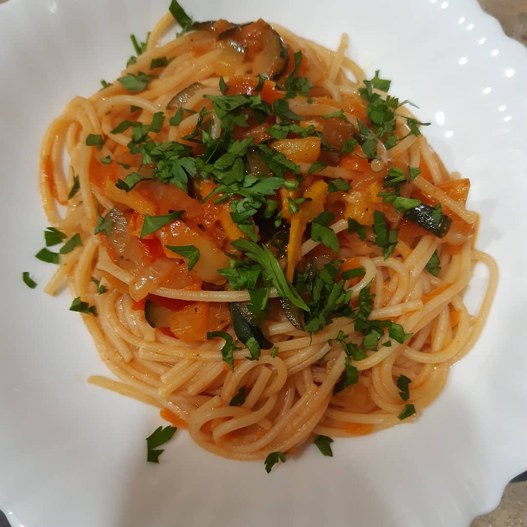 Спагетти с грибами в томатном соусе, рецепт