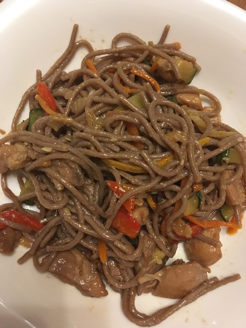 Лапша Soba с курицей и овощами wok