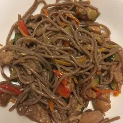 Лапша Soba с курицей и овощами wok