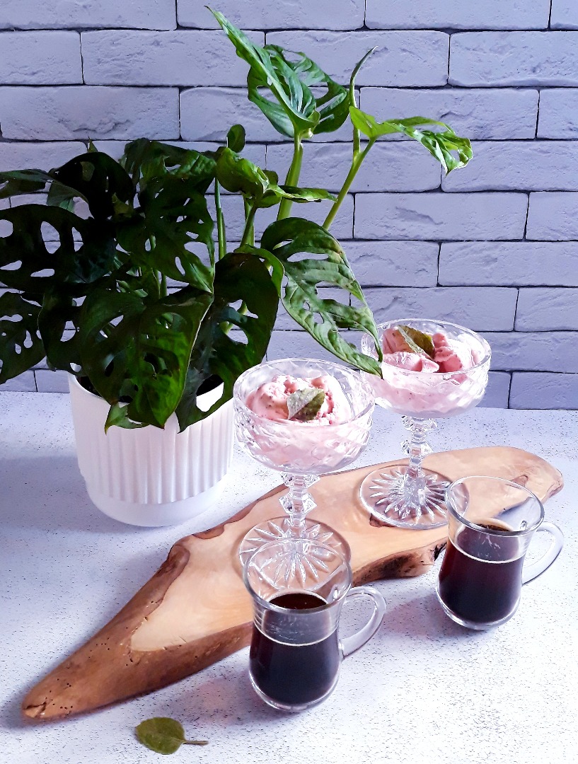 Десерт с клубникой и базиликом 🍨