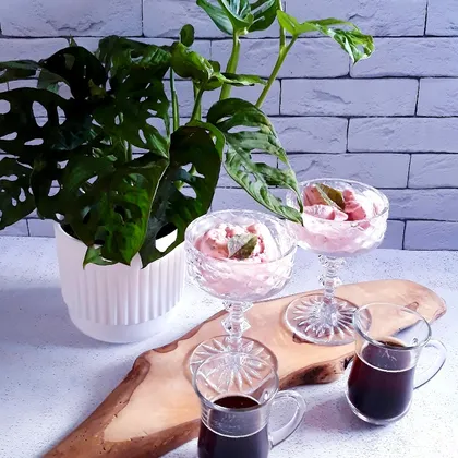 Десерт с клубникой и базиликом 🍨