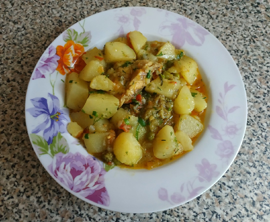 Молодой картофель тушёный с овощной смесью