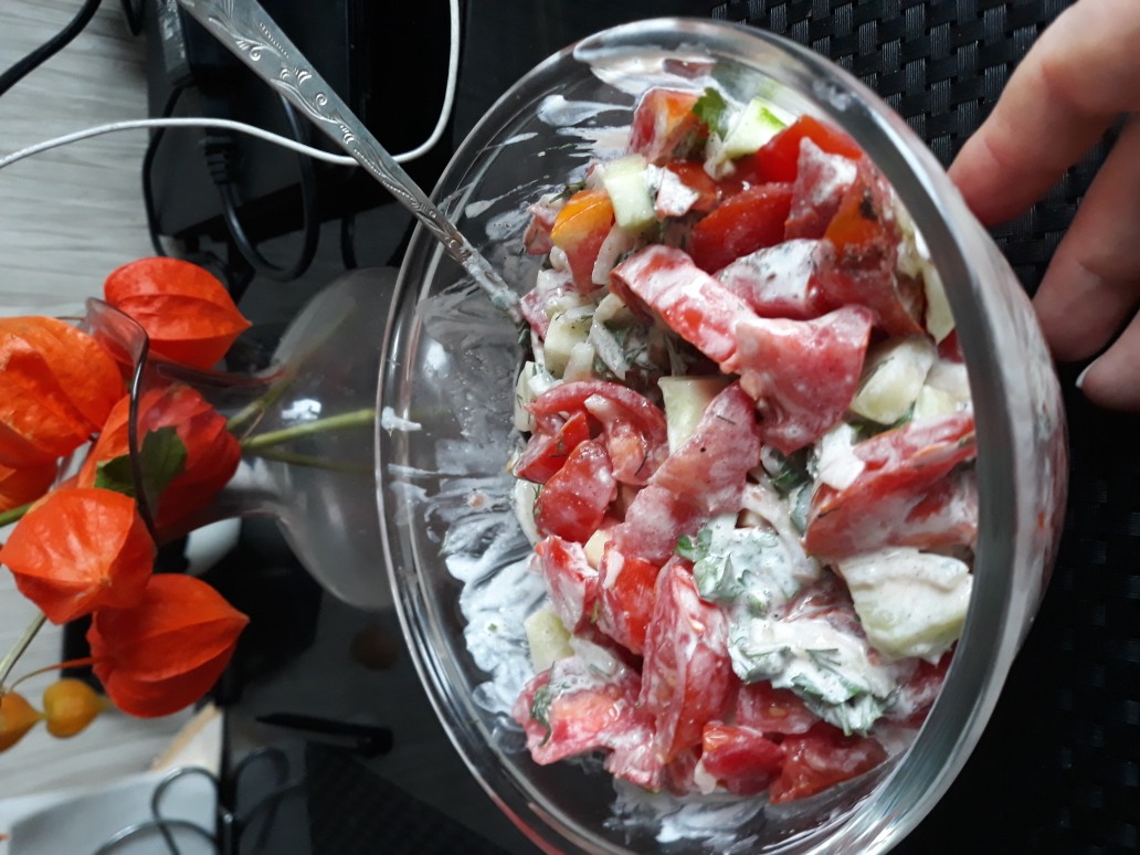 Салат из огурцов и помидоров со сметаной — рецепт с фото пошагово