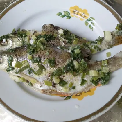 Тушеная рыбка в сливках с зеленым луком