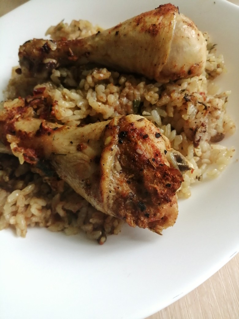 Голени с рисом и зеленью в духовке