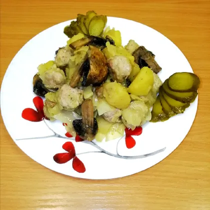 Овощное рагу с шампиньонами и фрикадельками