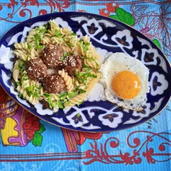 Макароны с баклажанными фрикадельками