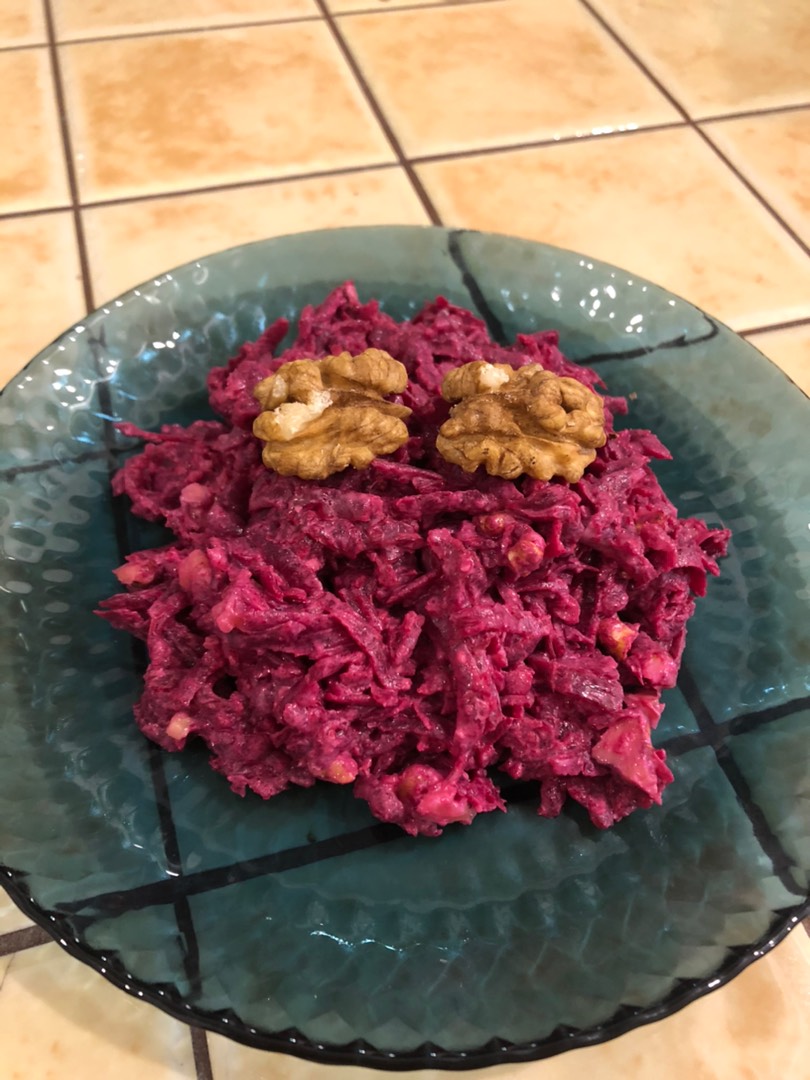 Свекольный салат с грецким орехом