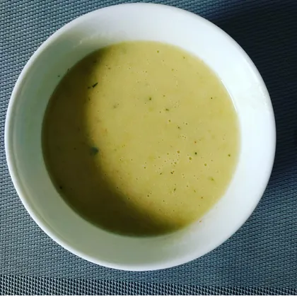 Суп пюре из брокколи и зелёного горошка