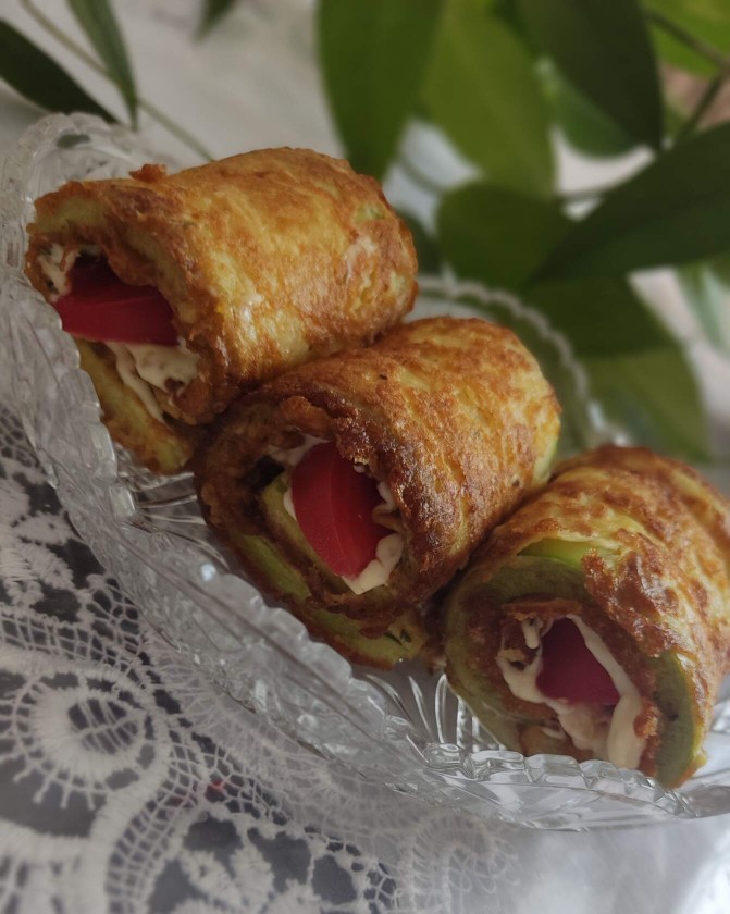 Рулеты из кабачков с сырной начинкой и помидорами