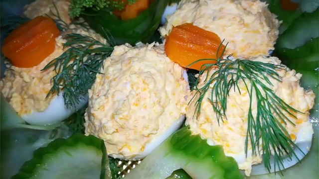 Фаршированные яйца морковью, бюджетная закуска