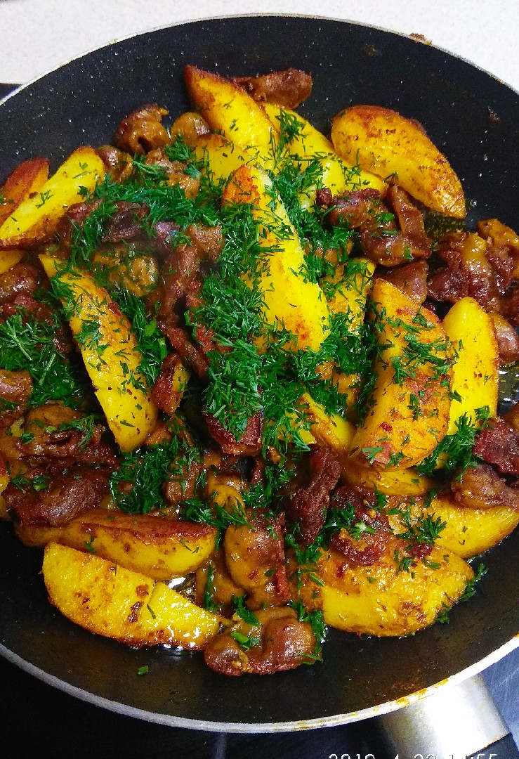 Куриные желудочки с молодой картошечкой
