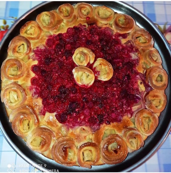 Пирог с ананасами и малиной