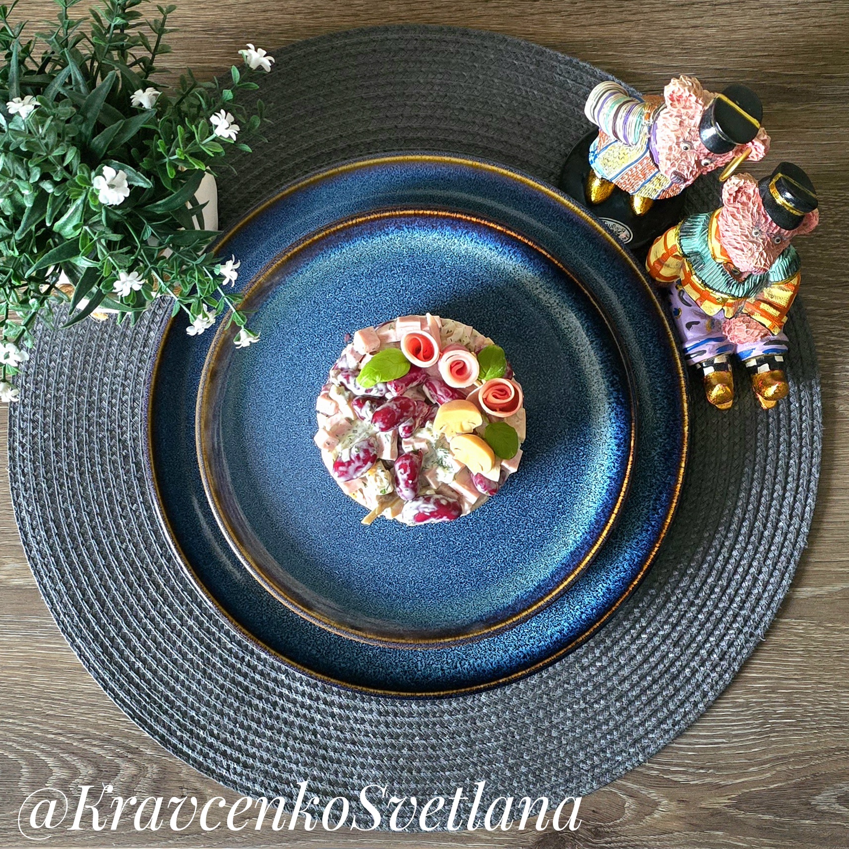 Салат с фасолью, колбасой и маринованными шампиньонами