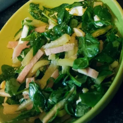 Лёгкий салат со шпинатом и ветчиной