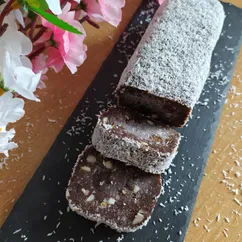 Финиковая шоколадная "колбаса" с орехами
