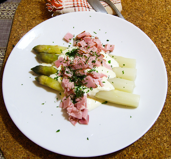 Спаржа с прошутто соусом. Spargel auf Prosciutto-Sauce