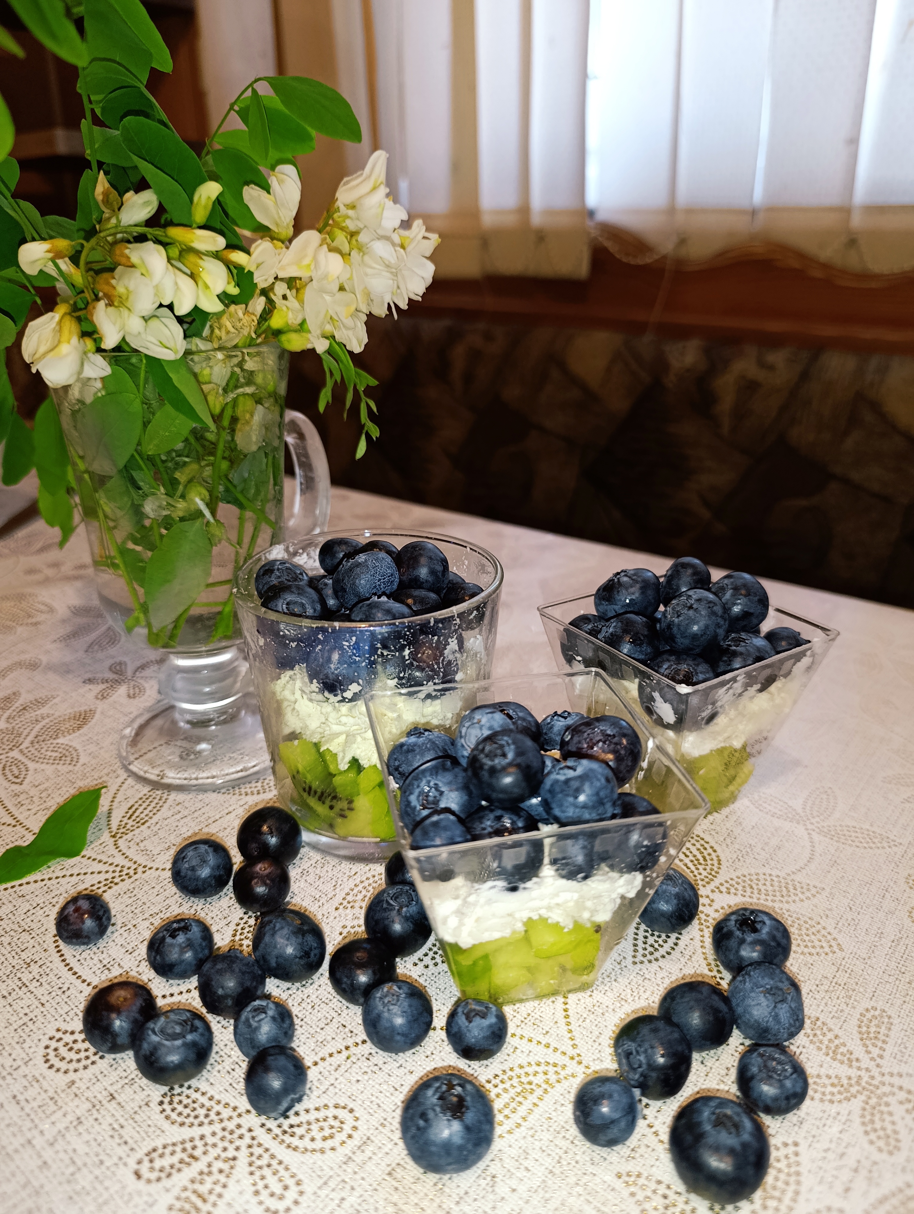 Десерт с голубикой и киви