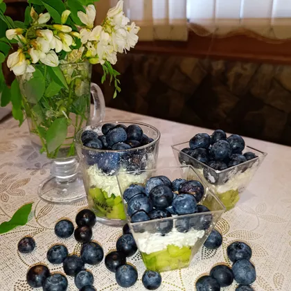 Десерт с голубикой и киви