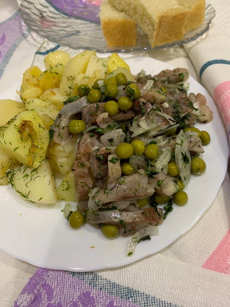 Салат из сельди с горошком и базиликом