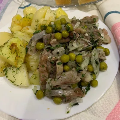 Салат из сельди с горошком и базиликом