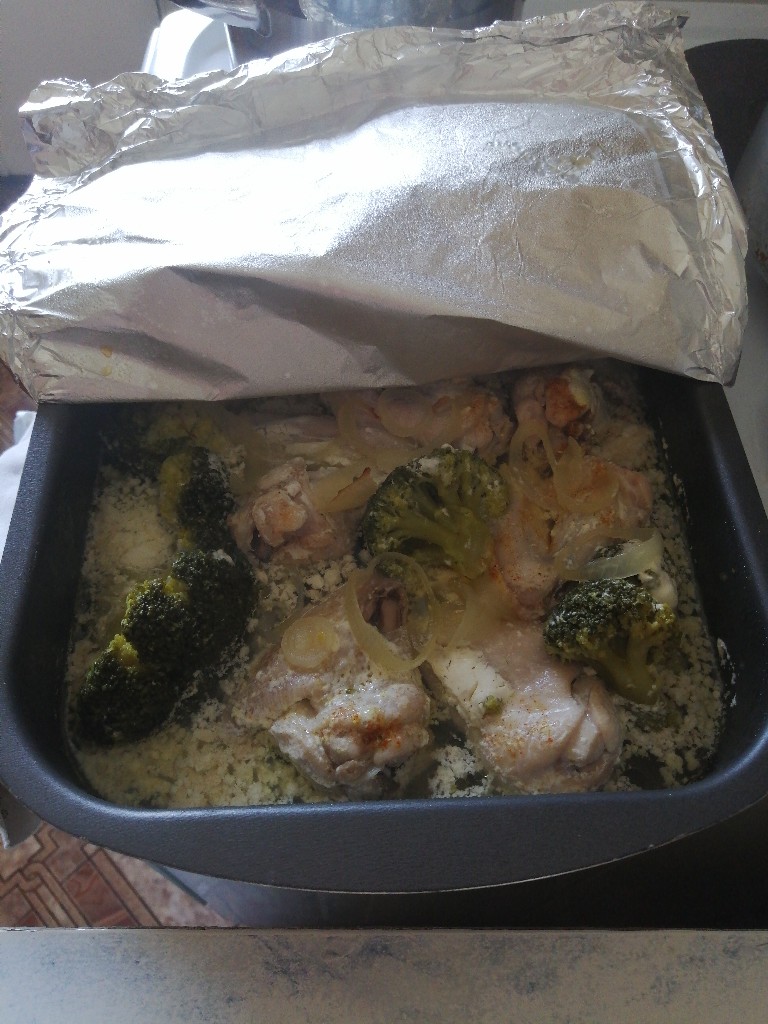 Куриные крылышки в духовке, с броколли, под фольгой