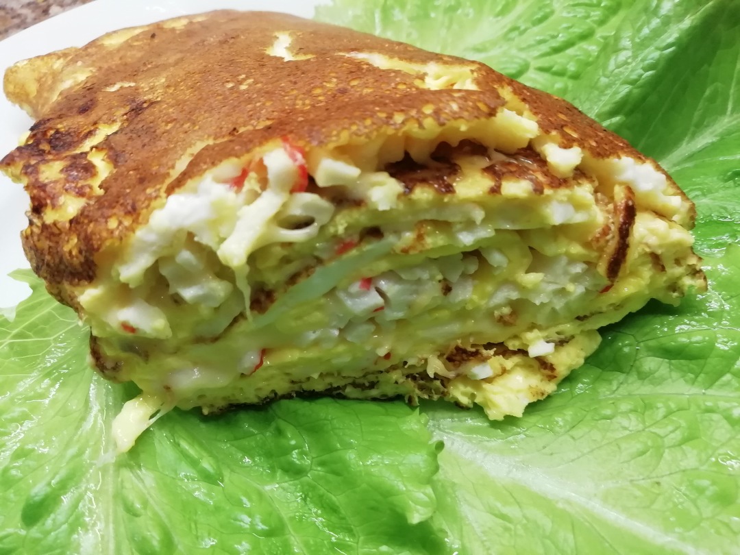 Яичный рулет с сыром и крабовыми палочками