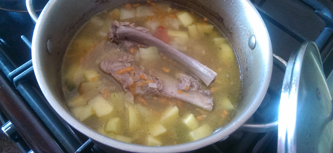 Картофель тушеный с овощами и ребрами
