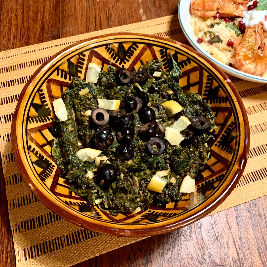 Постный марокканский тёплый салат из шпината и кудрявой капусты с оливками (Бакула) 🇲🇦