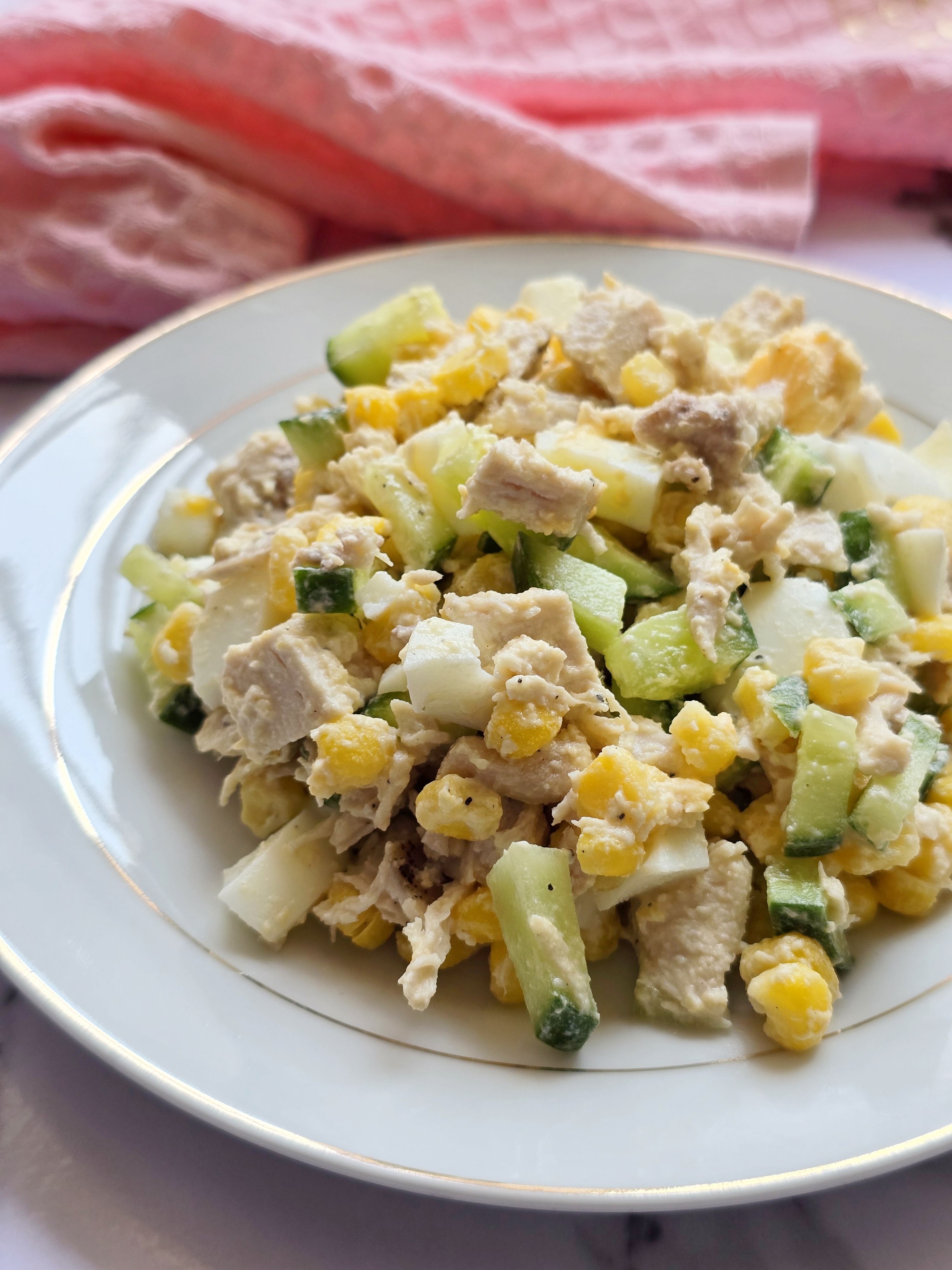 Салат с курицей и консервированной кукурузой на сметане