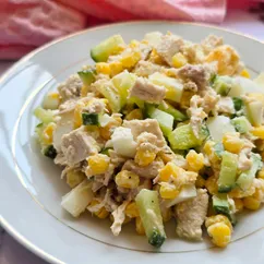 Салат с курицей и консервированной кукурузой на сметане