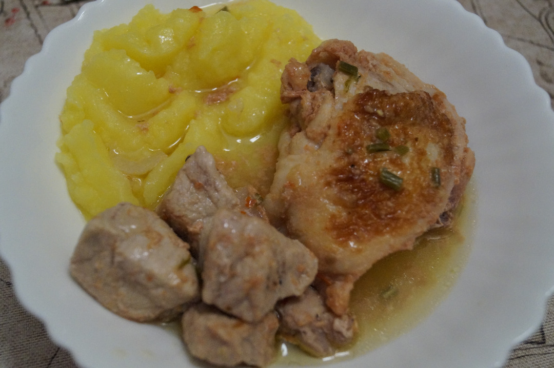 Мясное ассорти с соусом
