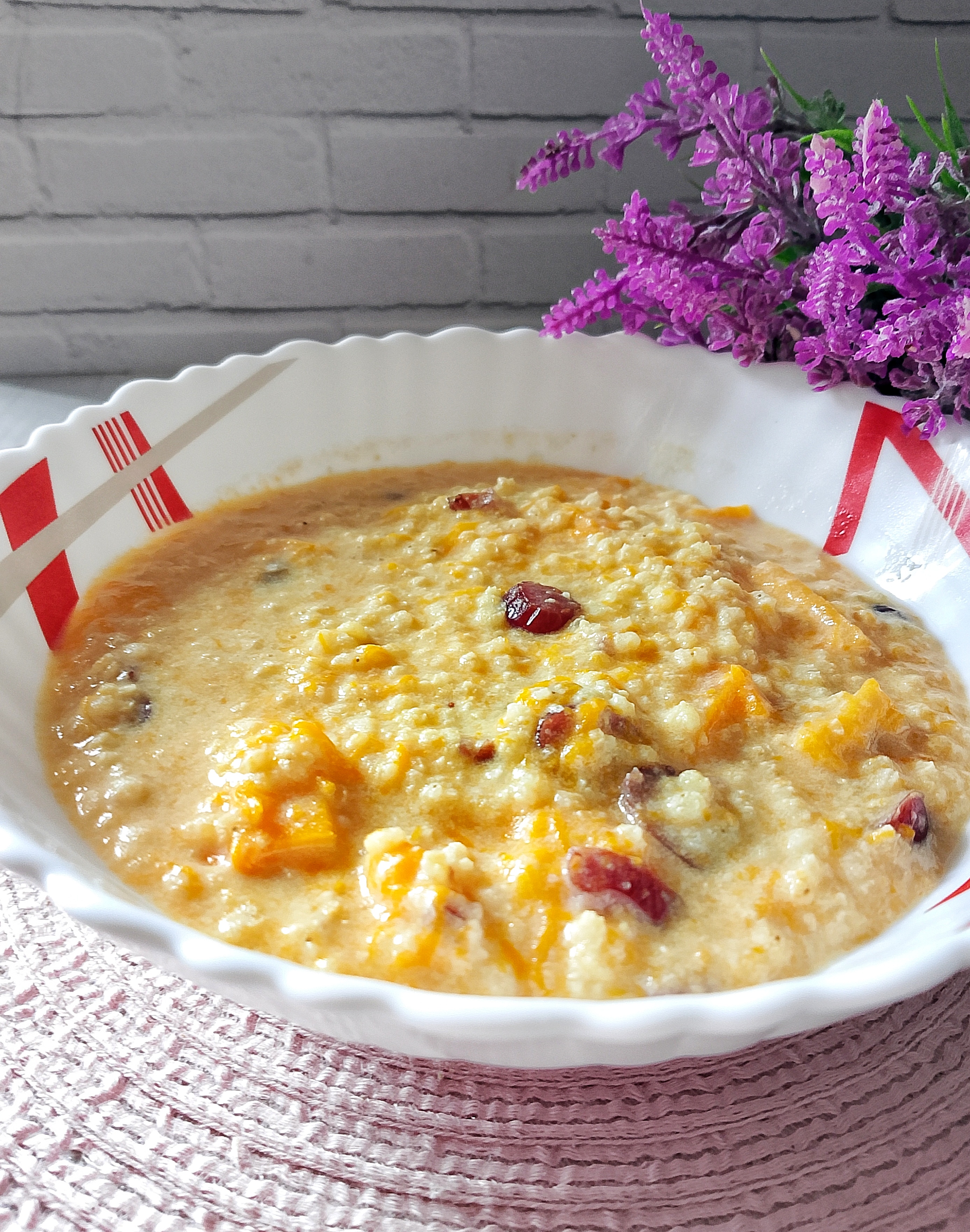 Пшённая каша на молоке с тыквой и вяленой клюквой