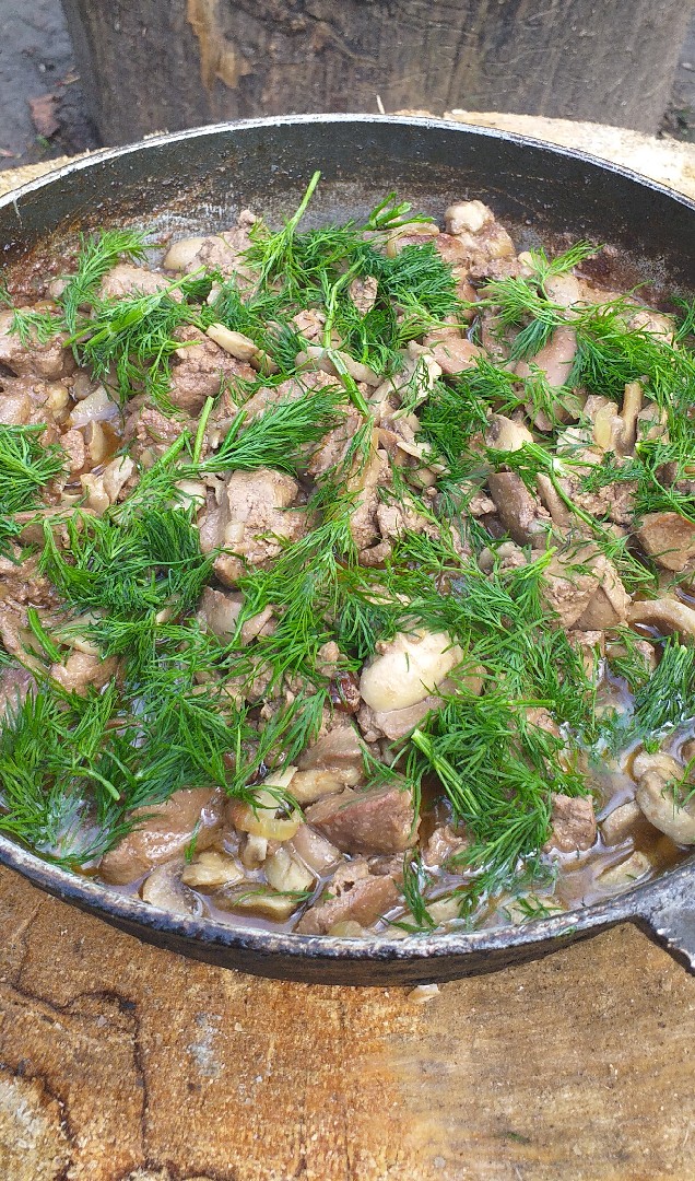 Куриная печень с грибами на костре