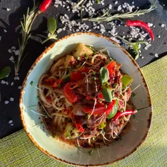 Паста с говядиной и овощами в томатном соусе