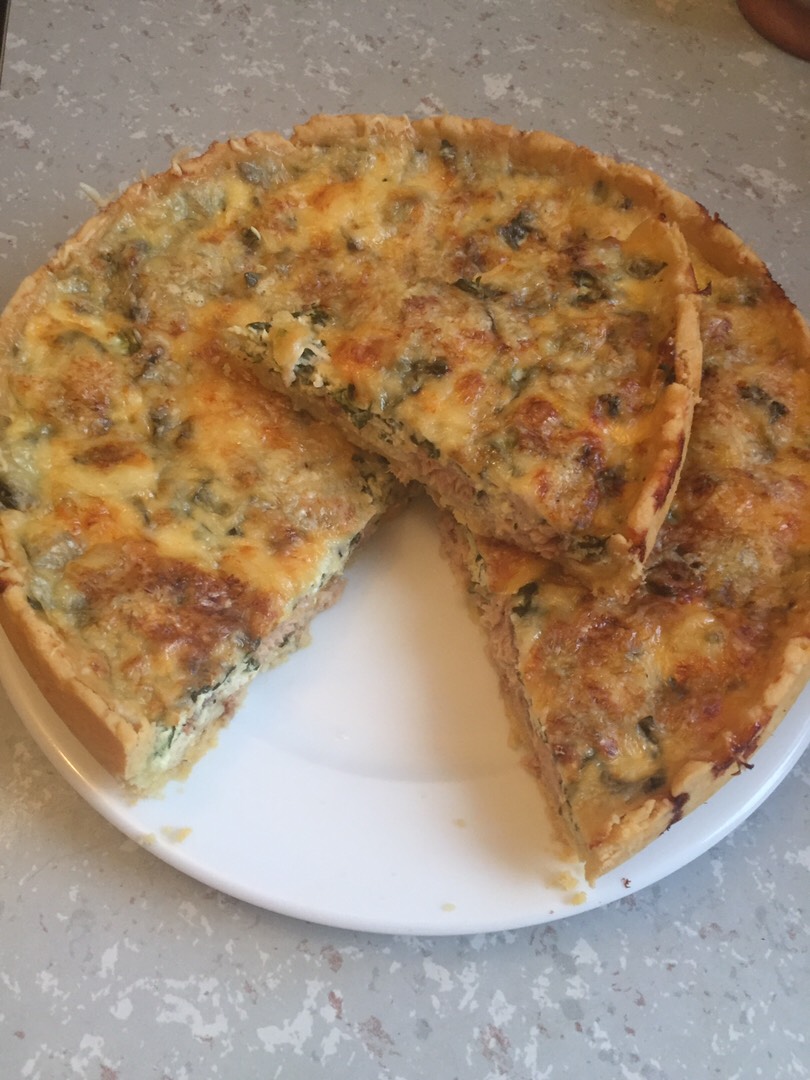 Киш с красной рыбкой