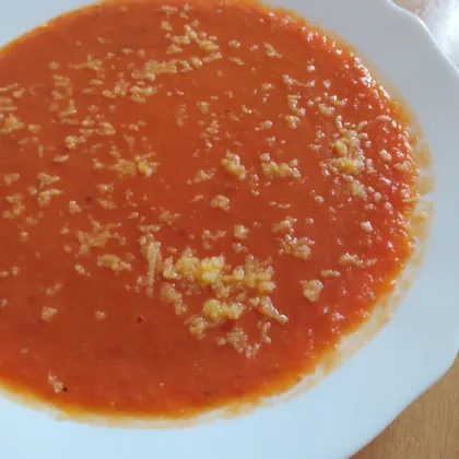 Томатный суп-пюре с фасолью и веганским сыром