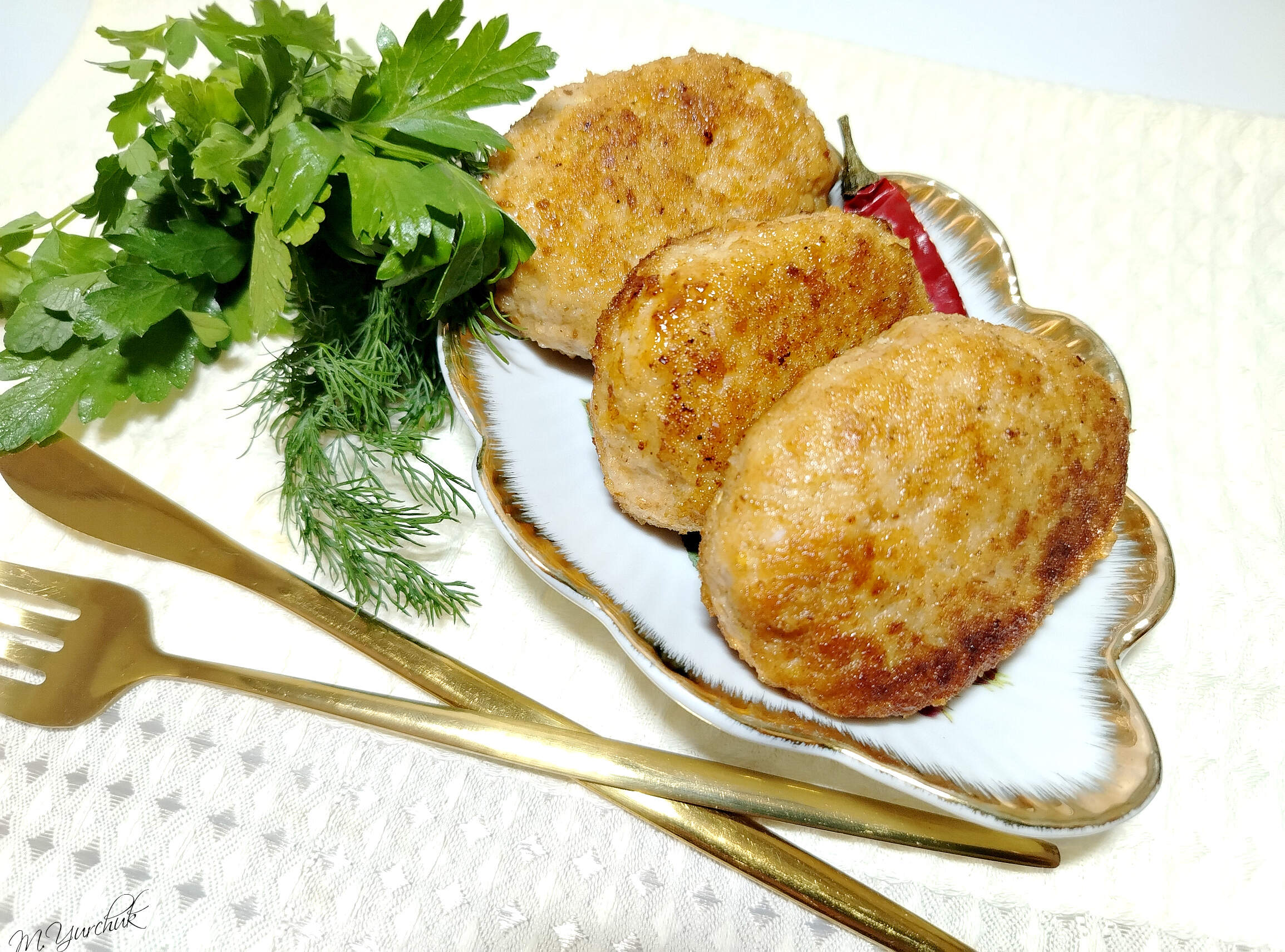 Мясные котлеты с картофелем и кабачком 